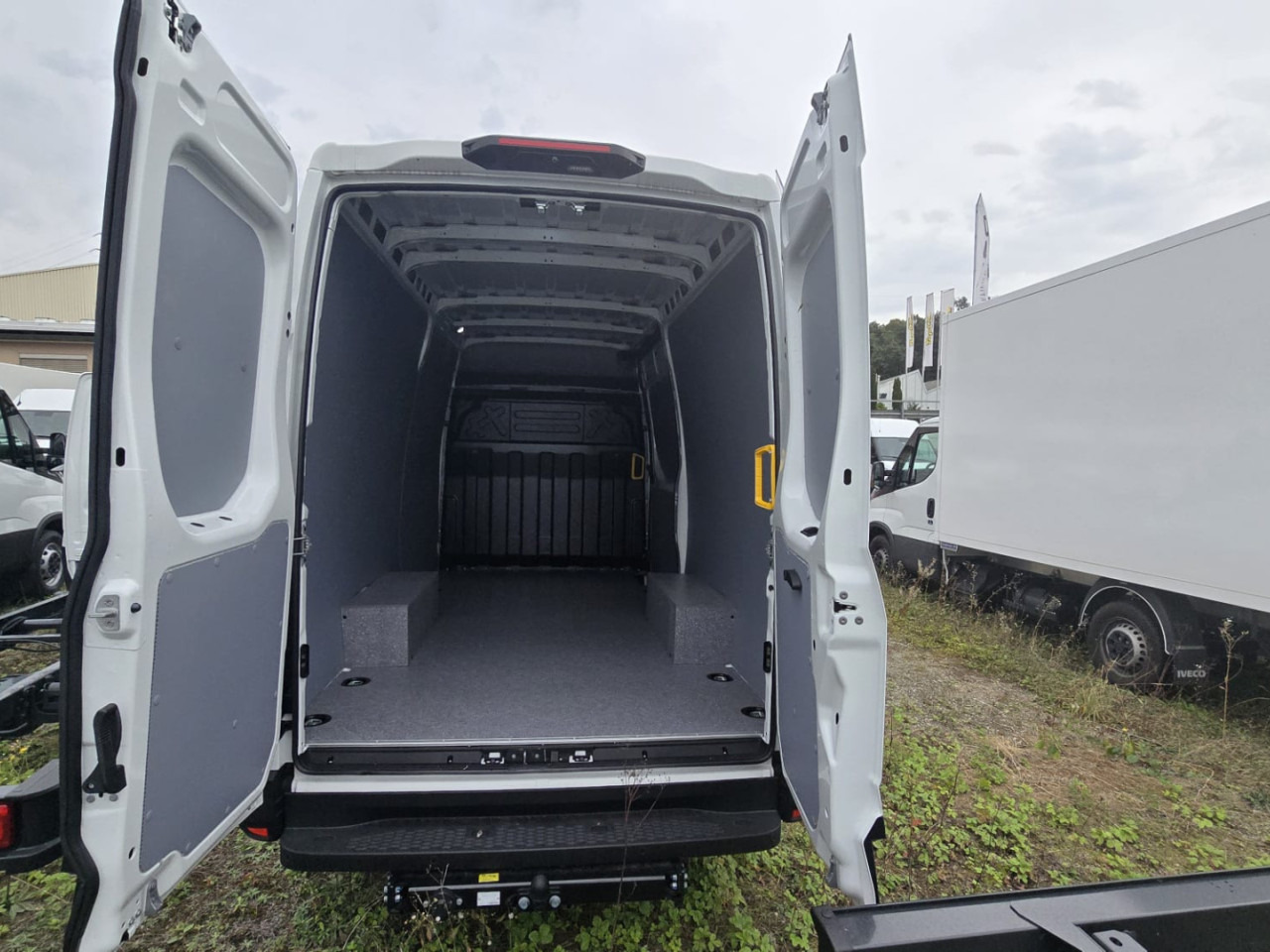IVECO DAILY 35S14HA8 V -Tageseinlösung- - Суцільнометалевий фургон: фото 4 IVECO DAILY 35S14HA8 V -Tageseinlösung- - Суцільнометалевий фургон: фото 4