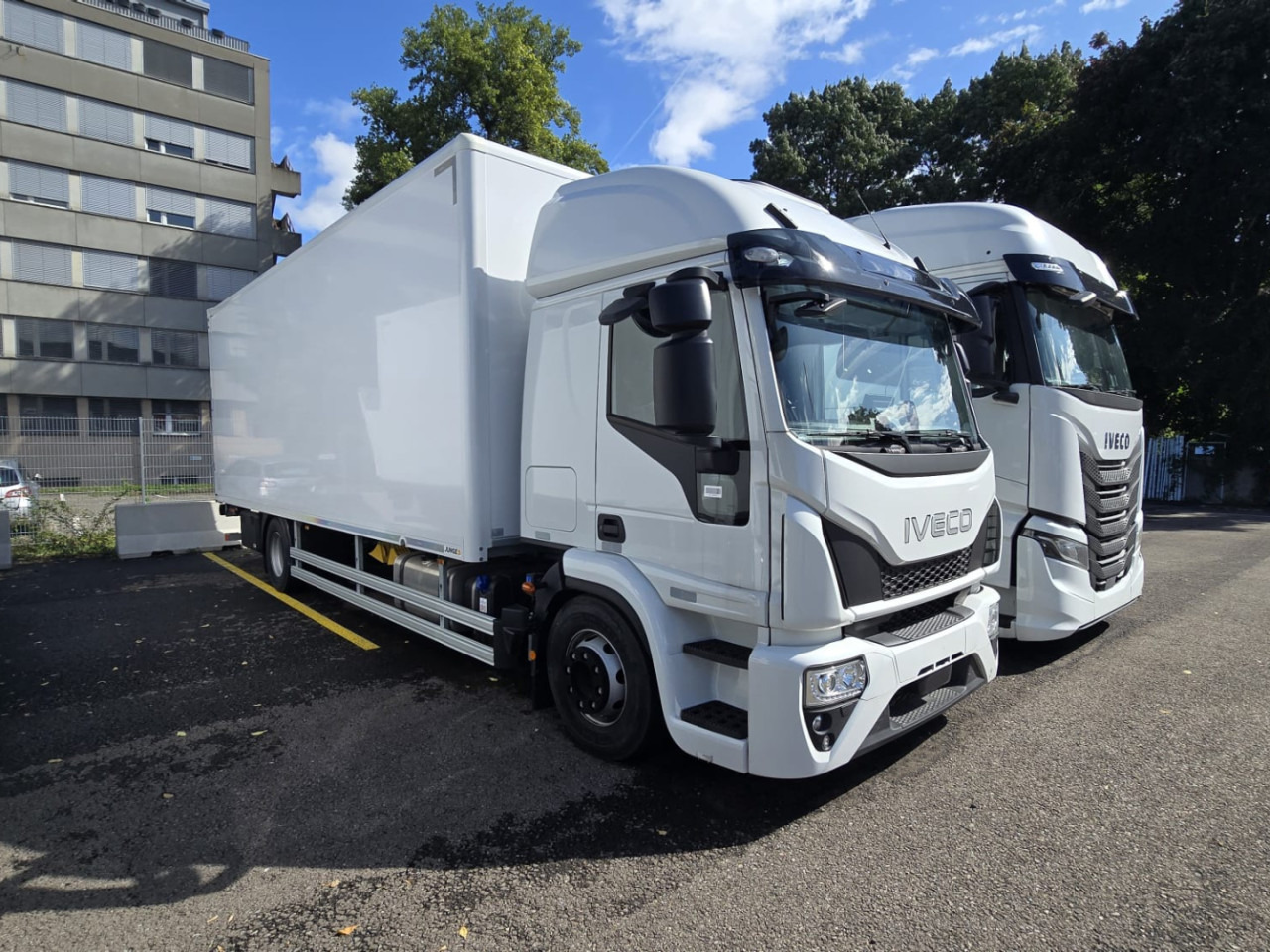 IVECO Eurocargo ML160E28/FP Koffer mit Ladebordwand - Вантажівка з закритим кузовом: фото 1 IVECO Eurocargo ML160E28/FP Koffer mit Ladebordwand - Вантажівка з закритим кузовом: фото 1