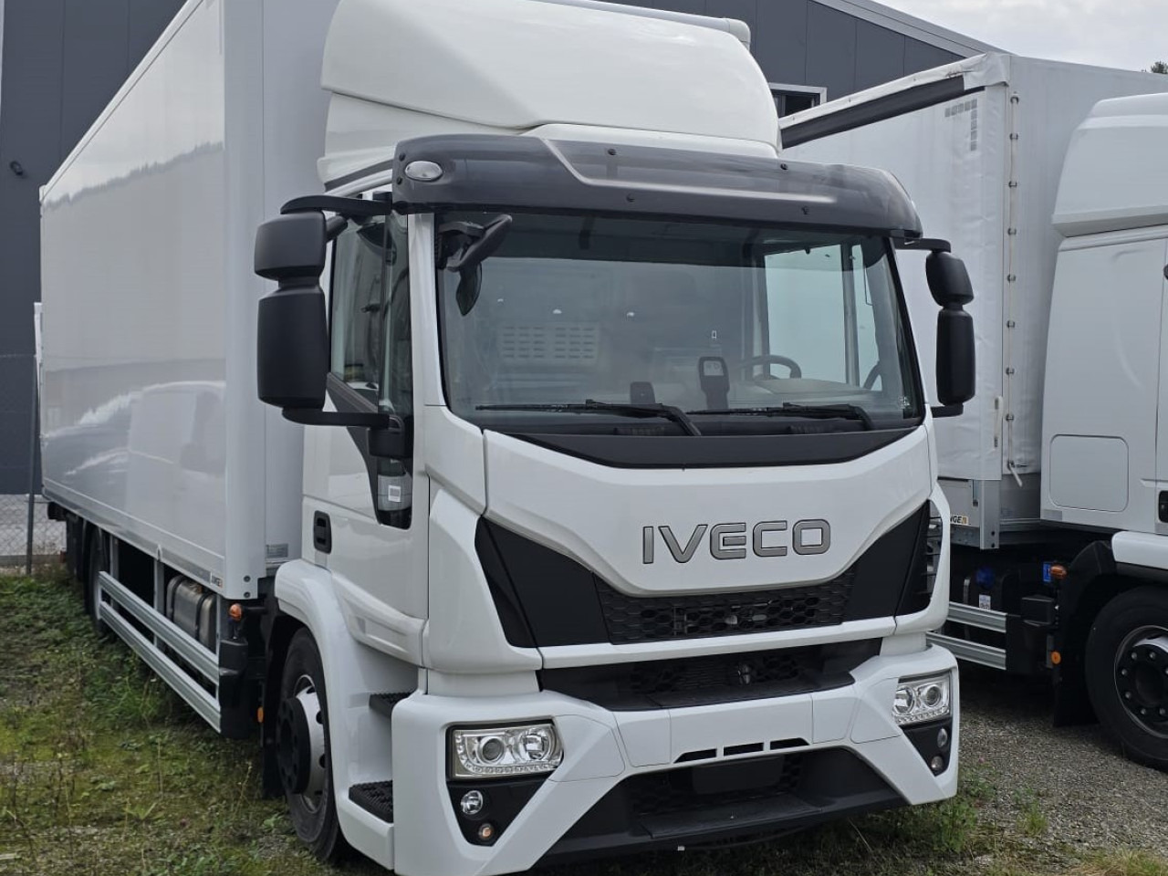 IVECO ML140E28/FP EuroCargo mit Junge Koffer und - Вантажівка з закритим кузовом: фото 1 IVECO ML140E28/FP EuroCargo mit Junge Koffer und - Вантажівка з закритим кузовом: фото 1