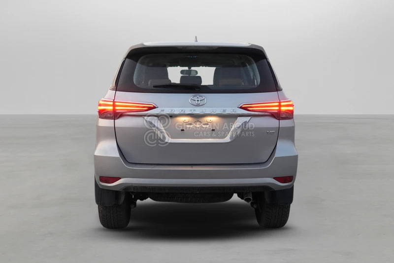 Toyota Fortuner  4x4 - Позашляховик: фото 5 Toyota Fortuner  4x4 - Позашляховик: фото 5