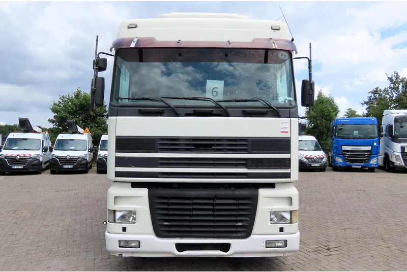 DAF XF 95.430 Manual diesel injection! Manual gearbox! - Тентована вантажівка: фото 4 DAF XF 95.430 Manual diesel injection! Manual gearbox! - Тентована вантажівка: фото 4