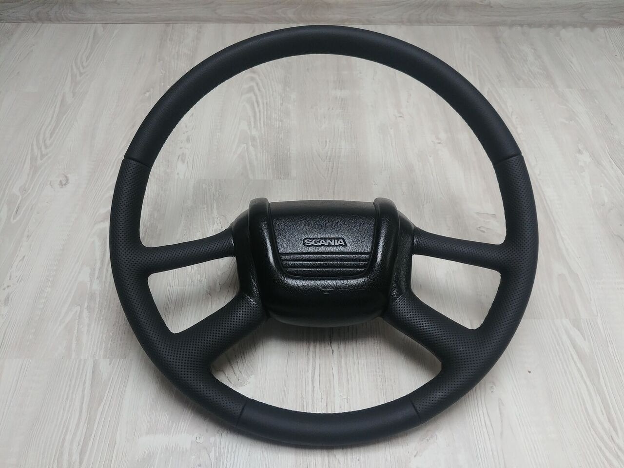 Scania NEW LEATHER Scania 4 - Рульове колесо в категорії Вантажівки: фото 1 Scania NEW LEATHER Scania 4 - Рульове колесо в категорії Вантажівки: фото 1