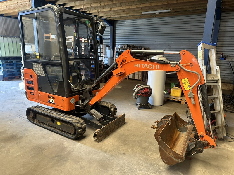Hitachi ZAXIS ZX19-6 CR 1.9T - 1349H - CABINE - ADJUSTABLE TRACKS - EXTRA HYDR - QUICK HITCH - BE MACHINE - Міні-екскаватор: фото 1 Hitachi ZAXIS ZX19-6 CR 1.9T - 1349H - CABINE - ADJUSTABLE TRACKS - EXTRA HYDR - QUICK HITCH - BE MACHINE - Міні-екскаватор: фото 1