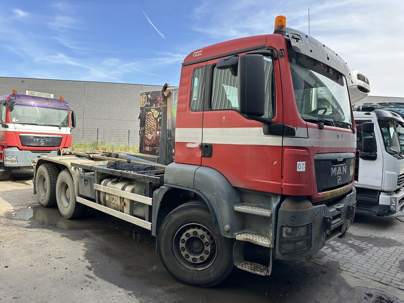 MAN TGA 26.400 6x4 AJK 20T - 5430mm - MANUAL GEARBOX - STEEL SPRING / BLATT - BIG AXLES / AP ACHSEN - Гаковий мультиліфт вантажівка: фото 1 MAN TGA 26.400 6x4 AJK 20T - 5430mm - MANUAL GEARBOX - STEEL SPRING / BLATT - BIG AXLES / AP ACHSEN - Гаковий мультиліфт вантажівка: фото 1