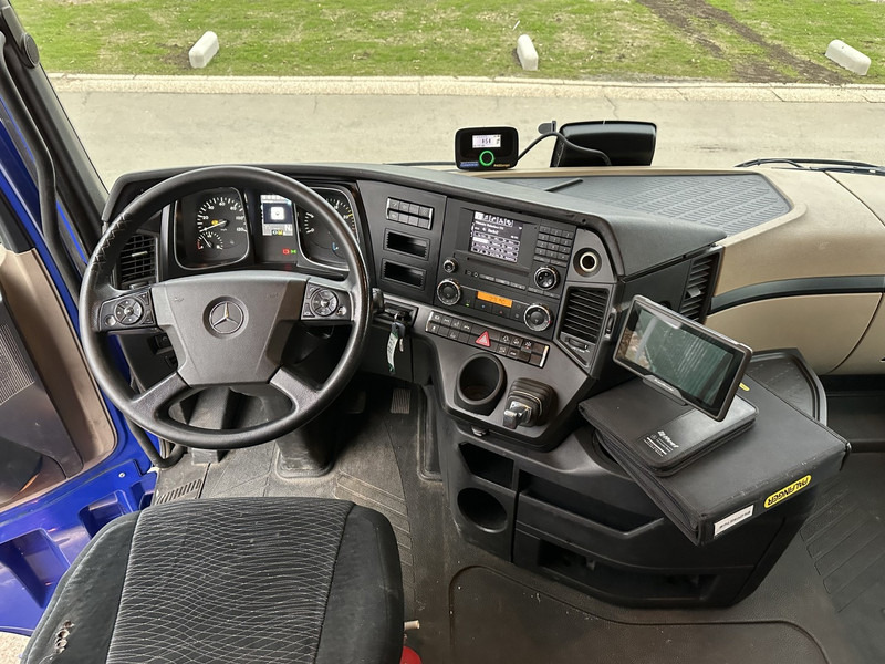 Interior photo 1: Вантажівка з закритим кузовом, Вантажівка з маніпулятором Mercedes-Benz Actros 2645 6x2 105m³ JUMBO + RETARDER + KRAN PALFINGER PK 19.001 SLD (4x) + RADIO - *FULL AIR* - FRIGO - EURO 6 - SAF AXLES - BELGIAN TRUCK