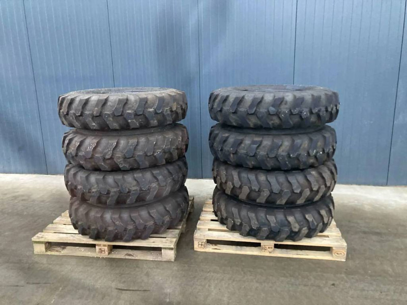 Apollo 1000 x 20 Set / 10.00 x 20: 4x2 Tyres - Шини і диски в категорії Будівельна техніка: фото 1 Apollo 1000 x 20 Set / 10.00 x 20: 4x2 Tyres - Шини і диски в категорії Будівельна техніка: фото 1