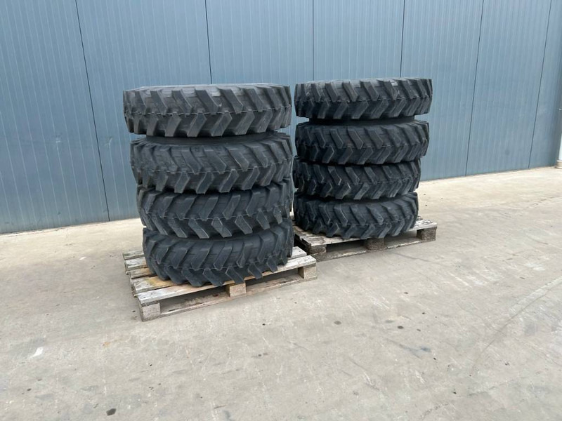 Bridgestone 1000 x 20 Set / 10.00 x 20: 4x2 Tyres - Шини і диски в категорії Будівельна техніка: фото 1 Bridgestone 1000 x 20 Set / 10.00 x 20: 4x2 Tyres - Шини і диски в категорії Будівельна техніка: фото 1