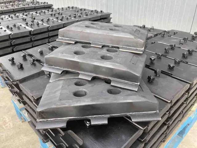 Volvo Rubber Asphalt Pads - Рама/ Шасі в категорії Будівельна техніка: фото 1 Volvo Rubber Asphalt Pads - Рама/ Шасі в категорії Будівельна техніка: фото 1