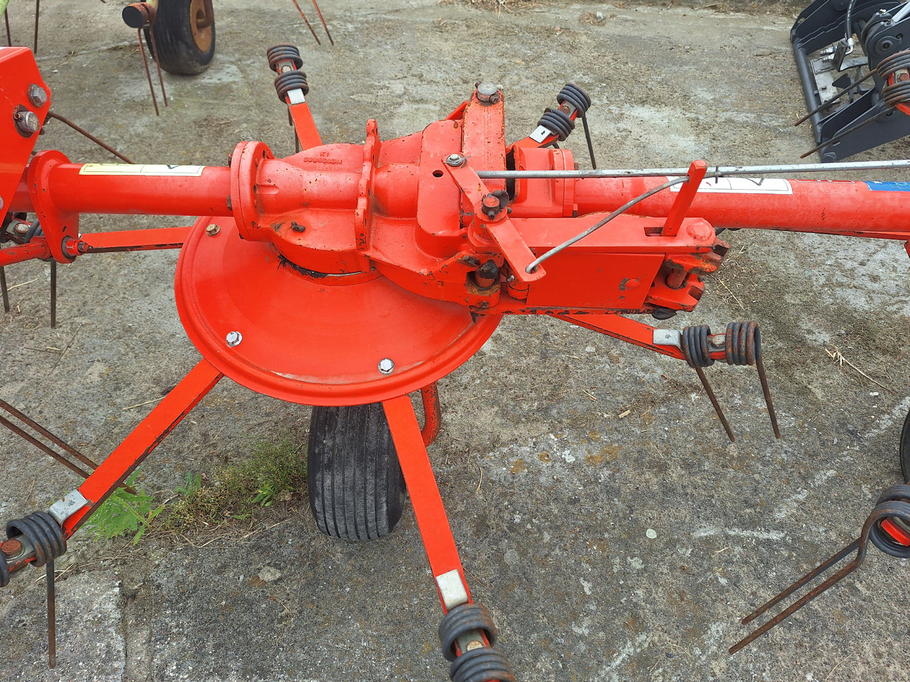 KUHN 5001T - Сіноворушилка: фото 5 KUHN 5001T - Сіноворушилка: фото 5