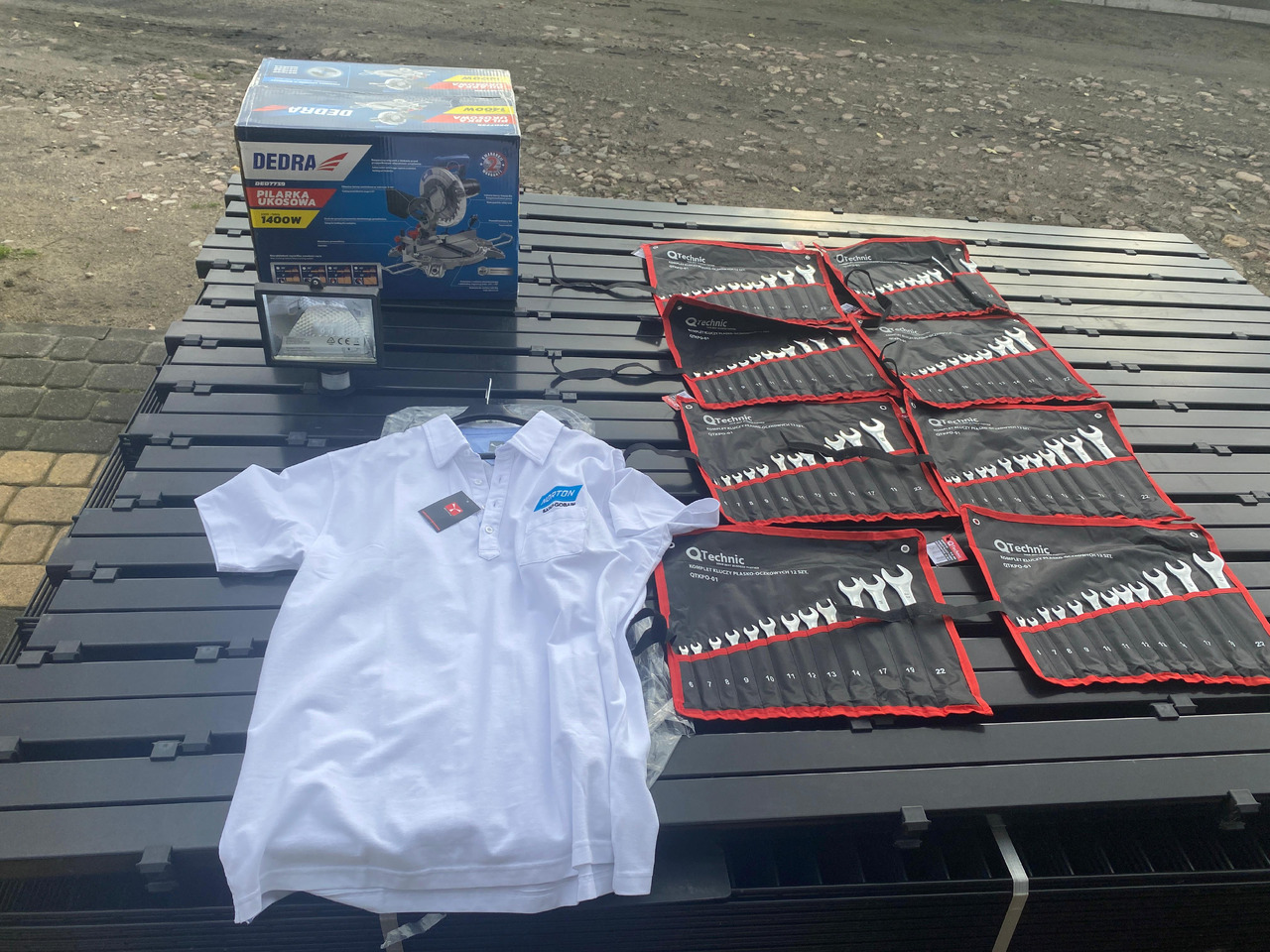 Norton, Dedra ukośnica, zestaw kluczy, lampa z czujnikiem, koszulka Polo - Автомобільний інструмент: фото 1 Norton, Dedra ukośnica, zestaw kluczy, lampa z czujnikiem, koszulka Polo - Автомобільний інструмент: фото 1