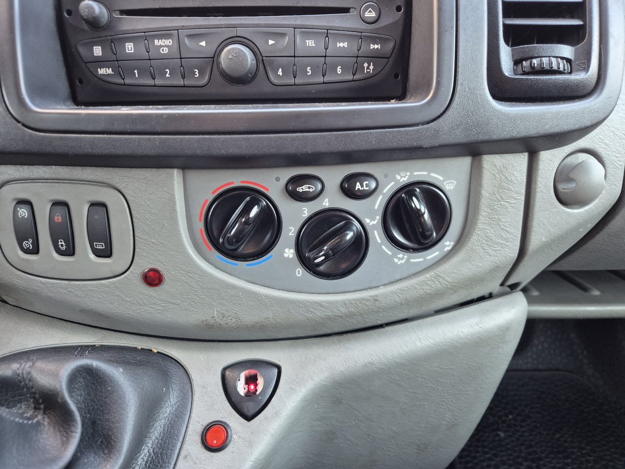 RENAULT Trafic 2.0 dCi 115 KM - Карета швидкої допомоги: фото 5 RENAULT Trafic 2.0 dCi 115 KM - Карета швидкої допомоги: фото 5