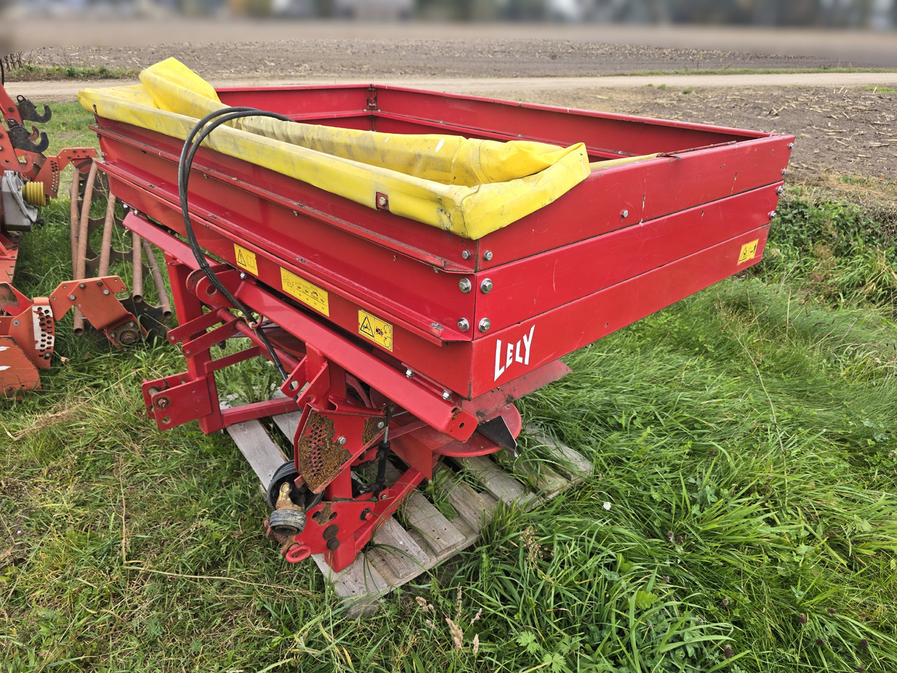 Lely SE 1500 Fertiliner - Розкидач добрив: фото 1 Lely SE 1500 Fertiliner - Розкидач добрив: фото 1