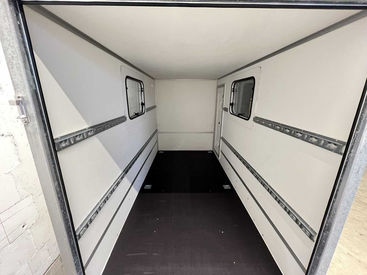 BLYSS F2030HTD Rampe Tür 2 Fenster Kofferanhänger - Причіп для мотоцикла: фото 4 BLYSS F2030HTD Rampe Tür 2 Fenster Kofferanhänger - Причіп для мотоцикла: фото 4