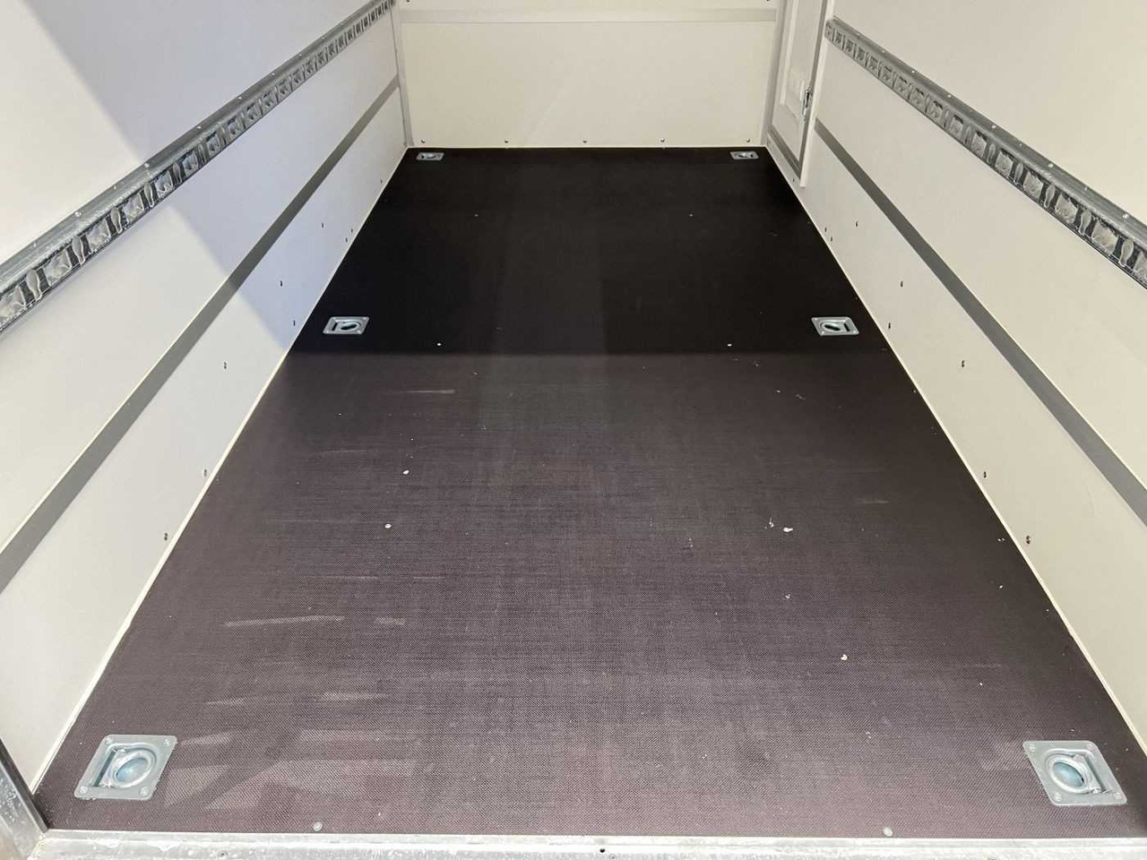 BLYSS F2030HTD Rampe Tür 2 Fenster Kofferanhänger - Причіп для мотоцикла: фото 5 BLYSS F2030HTD Rampe Tür 2 Fenster Kofferanhänger - Причіп для мотоцикла: фото 5