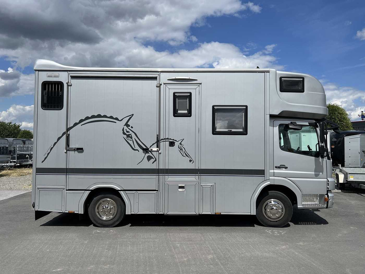 MERCEDES-BENZ Atego 918L LKW - Коневоз: фото 1 MERCEDES-BENZ Atego 918L LKW - Коневоз: фото 1