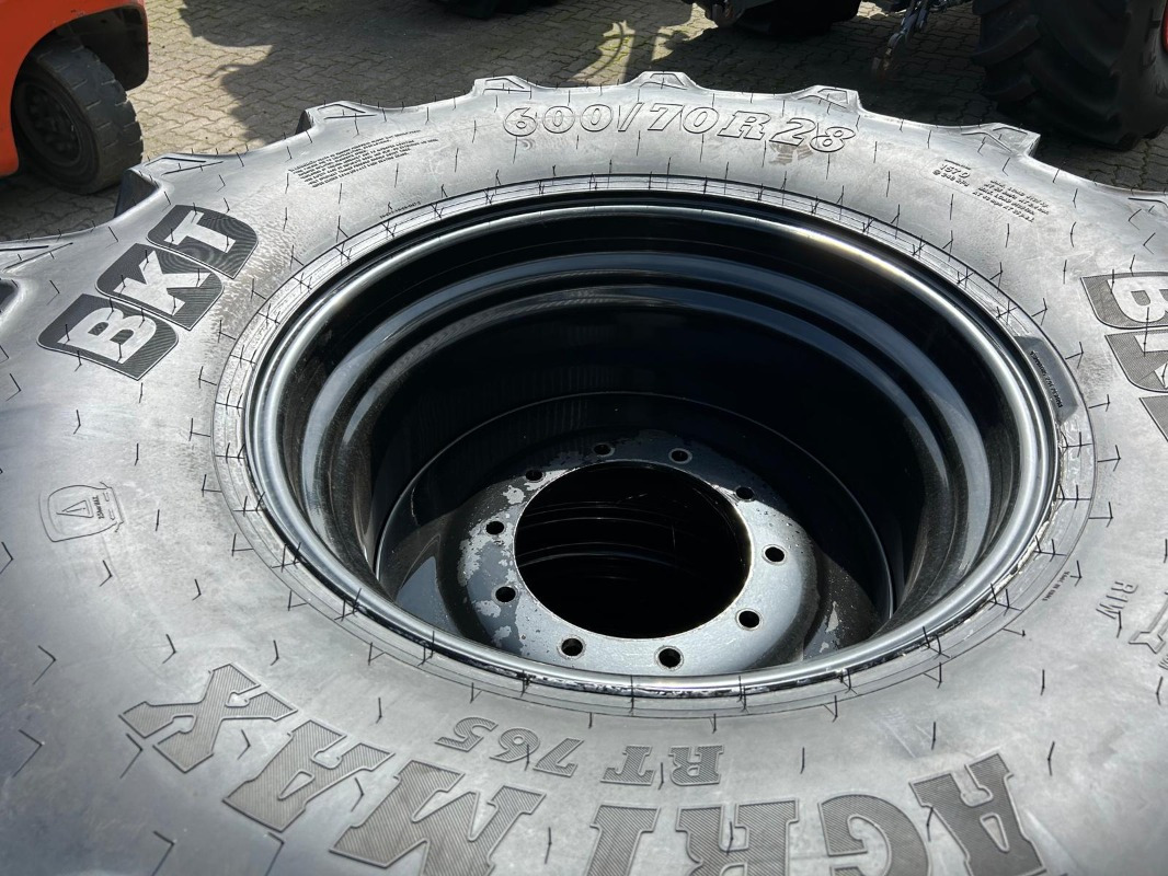 BKT 600/70R28 - 2 Stück - Шини і диски в категорії Сільськогосподарська техніка: фото 3 BKT 600/70R28 - 2 Stück - Шини і диски в категорії Сільськогосподарська техніка: фото 3