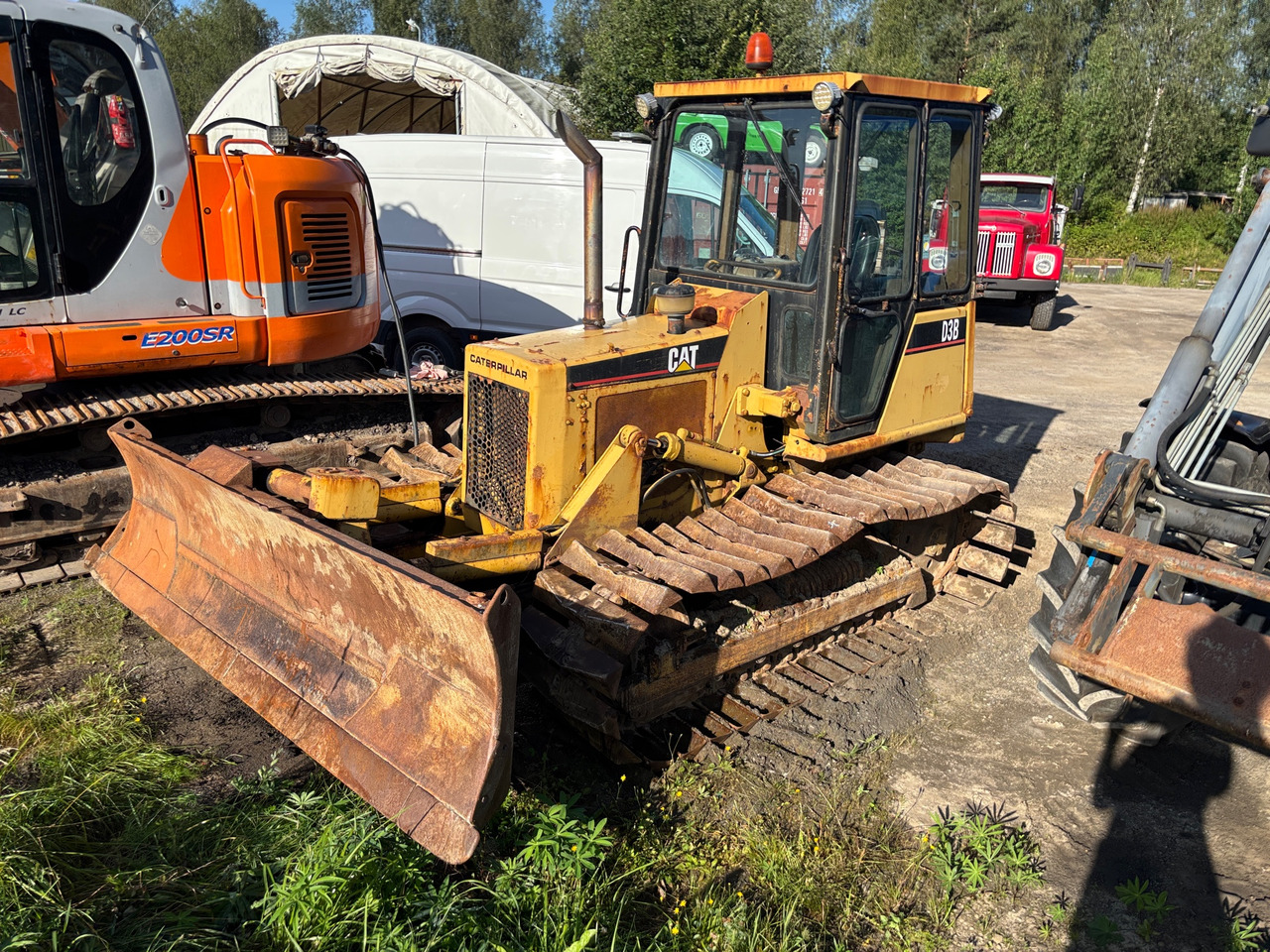 CAT D3B - Бульдозер: фото 1 CAT D3B - Бульдозер: фото 1
