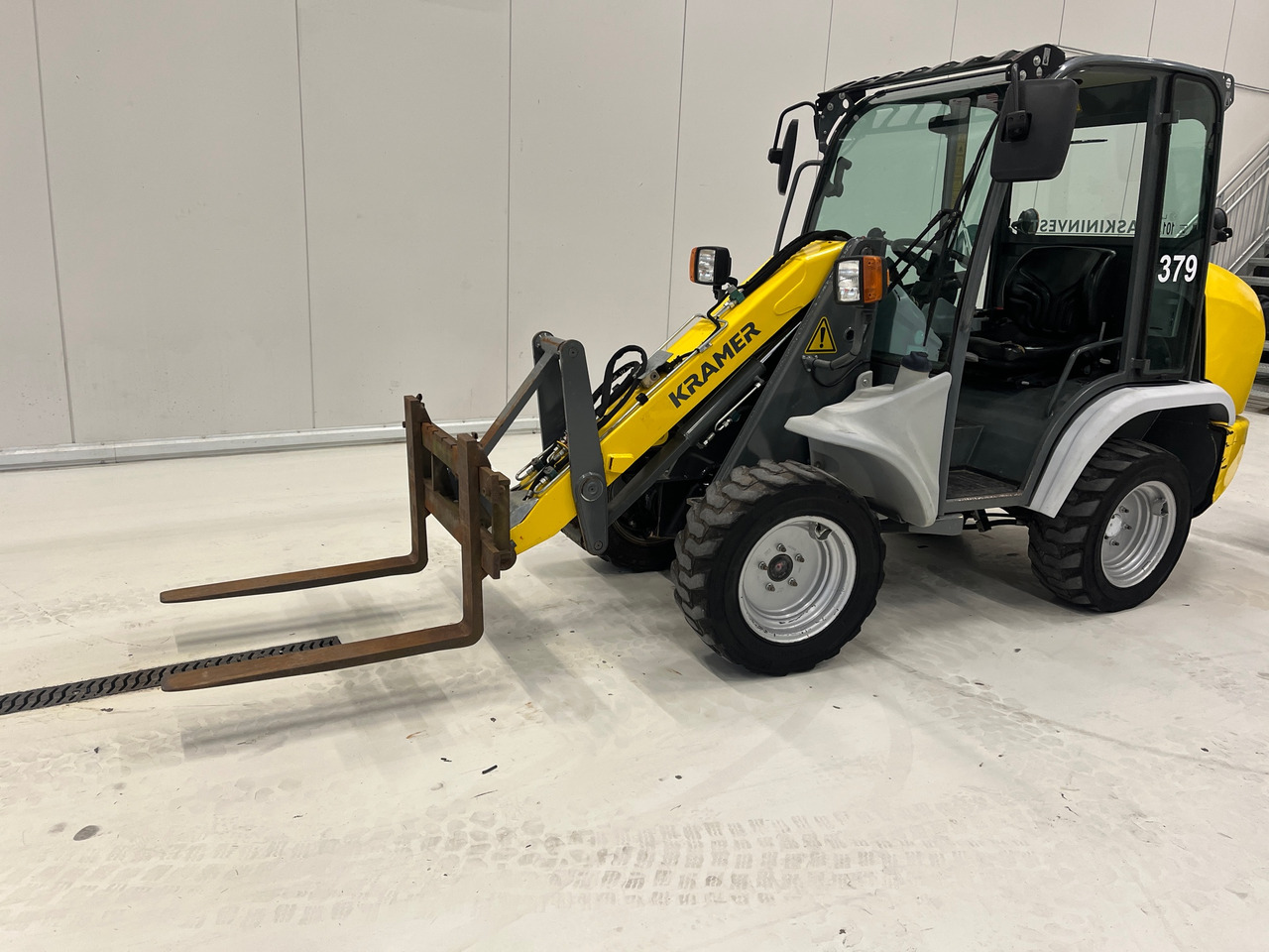 Kramer 5035 (348) - Компактний фронтальний навантажувач: фото 1 Kramer 5035 (348) - Компактний фронтальний навантажувач: фото 1