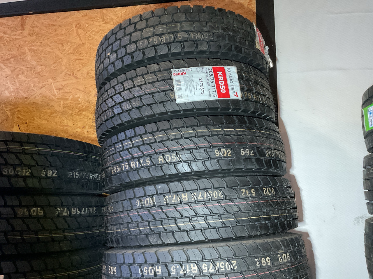 Kumho 205/75R17.5 - Шина в категорії Вантажівки: фото 1 Kumho 205/75R17.5 - Шина в категорії Вантажівки: фото 1