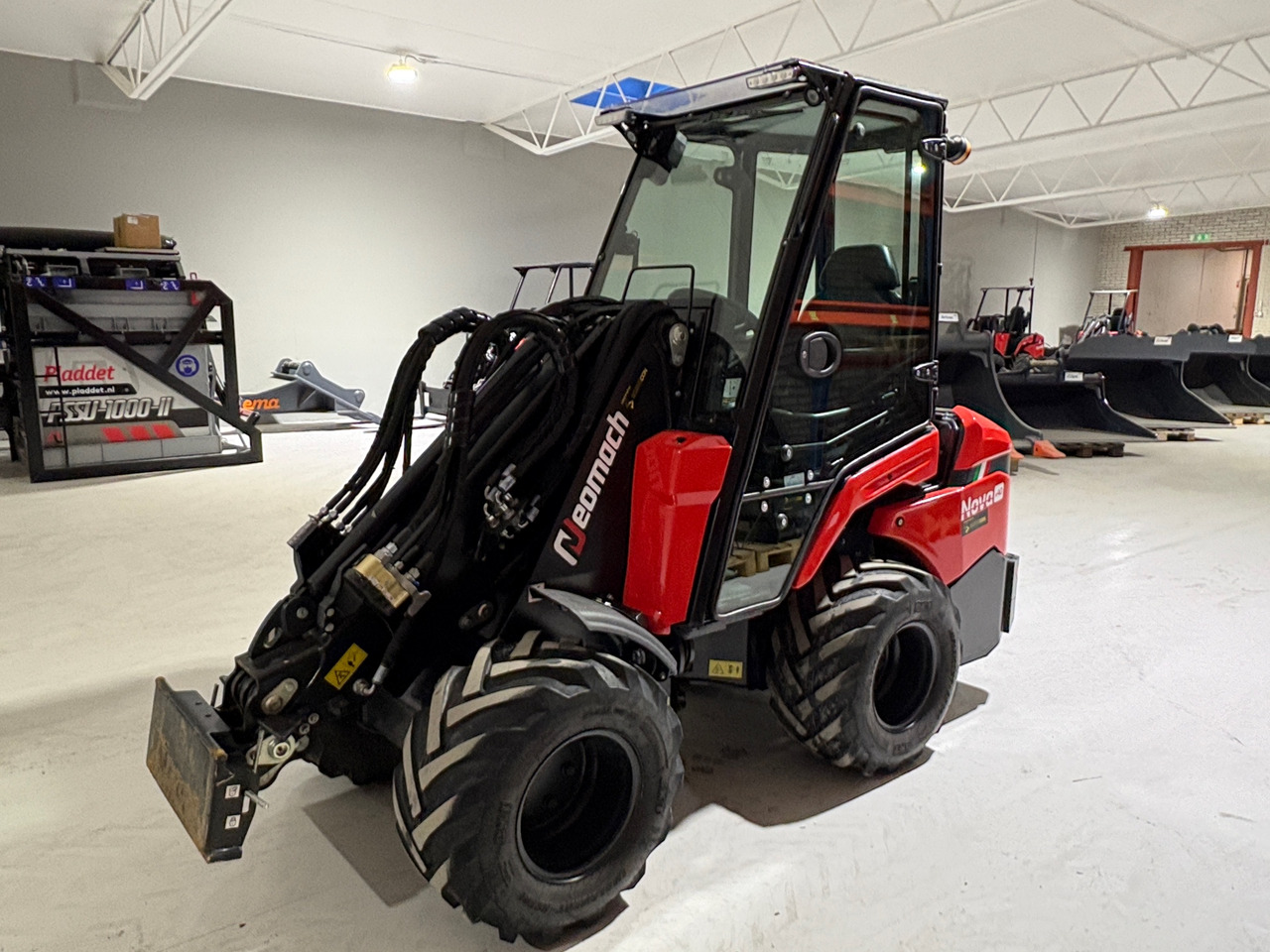 Neomach Nova x40 - Компактний фронтальний навантажувач: фото 1 Neomach Nova x40 - Компактний фронтальний навантажувач: фото 1