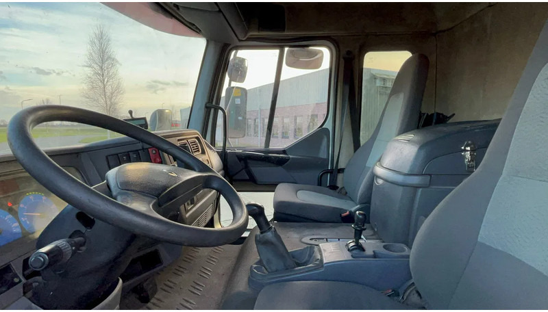 Interior photo 1: Тягач Renault Midlum Renault Midlum