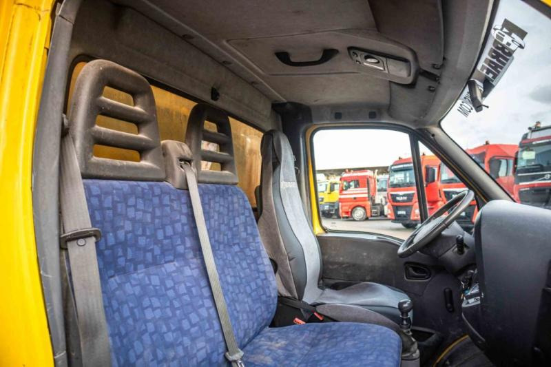 Interior photo 1: Легка бортова вантажівка Iveco DAILY 50C13