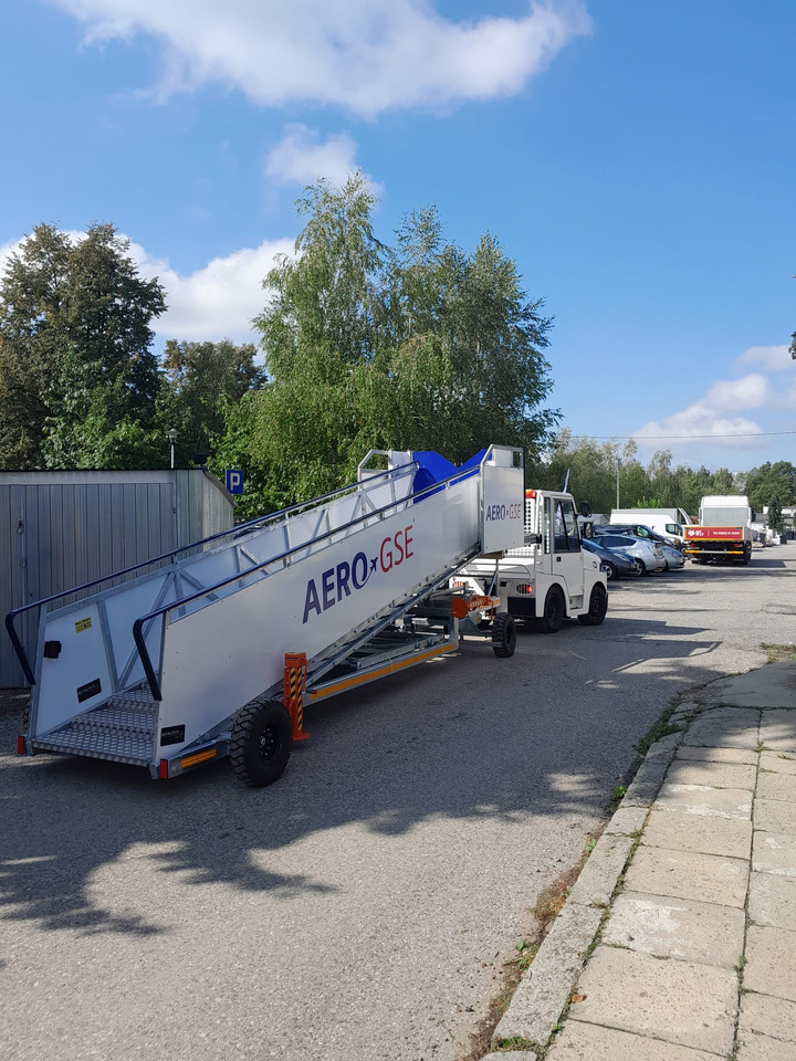 AERO-GSE stairs Towable stairs with the pedestrian movement ( 2,4-3,8m) - Пасажирський трап: фото 1 AERO-GSE stairs Towable stairs with the pedestrian movement ( 2,4-3,8m) - Пасажирський трап: фото 1