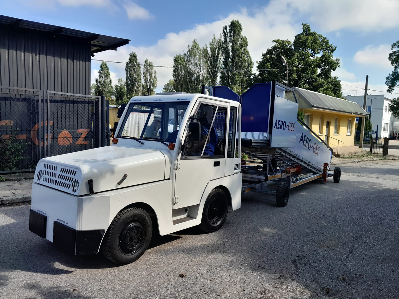AERO-GSE stairs Towable stairs with the pedestrian movement ( 2,4-3,8m) - Пасажирський трап: фото 3 AERO-GSE stairs Towable stairs with the pedestrian movement ( 2,4-3,8m) - Пасажирський трап: фото 3