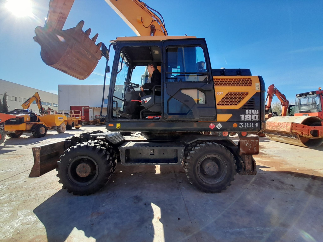 HYUNDAI HW180 - Колісний екскаватор: фото 2 HYUNDAI HW180 - Колісний екскаватор: фото 2