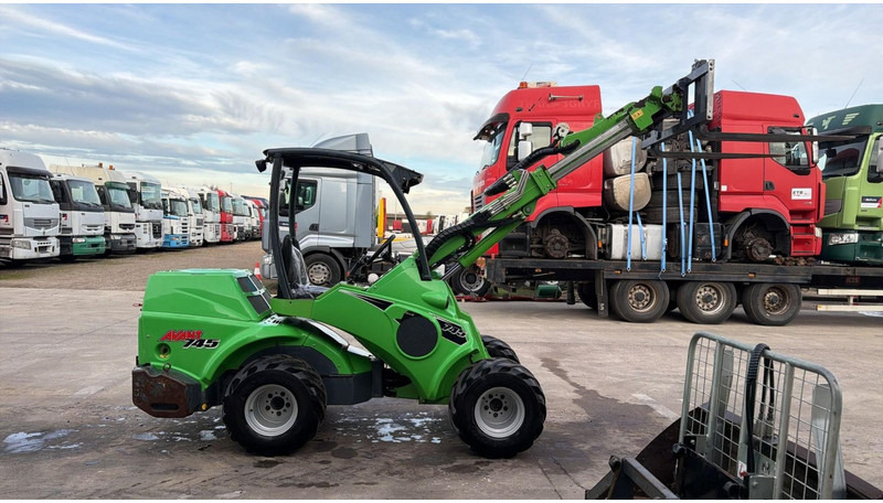 Avant 745 TDL (BELGIAN MACHINE / TOP CONDITION / 4X4 OPTIDRIVE / INCL ATTACHMENTS) - Гусеничний міні-навантажувач: фото 4 Avant 745 TDL (BELGIAN MACHINE / TOP CONDITION / 4X4 OPTIDRIVE / INCL ATTACHMENTS) - Гусеничний міні-навантажувач: фото 4