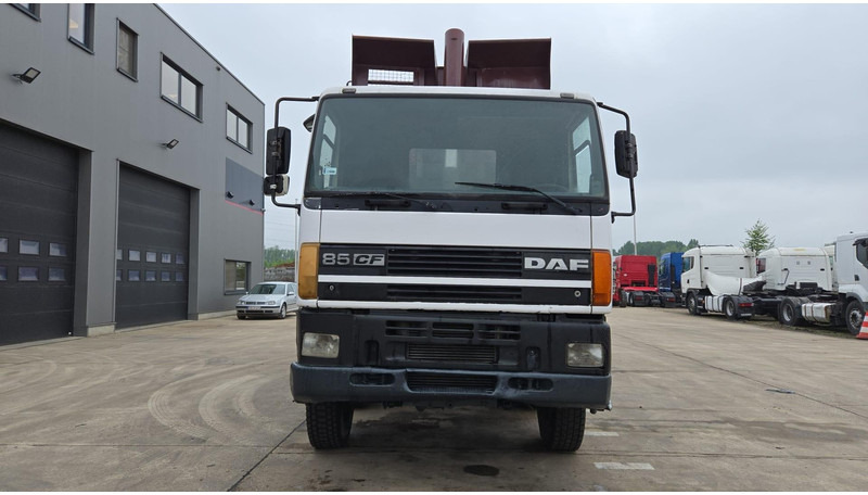 DAF 85 CF 340 (EURO 2 / MANUAL PUMP / STEEL SUSP. / POSSIBLE AS CHASSIS / 8X4) - Самоскид вантажівка: фото 2 DAF 85 CF 340 (EURO 2 / MANUAL PUMP / STEEL SUSP. / POSSIBLE AS CHASSIS / 8X4) - Самоскид вантажівка: фото 2
