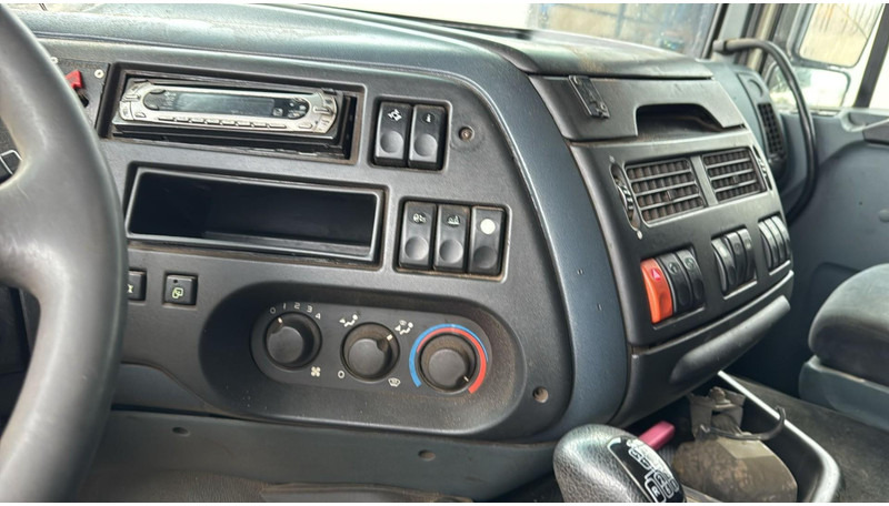 Вантажівка шасі DAF XF 95.430 (EURO 3 / 10 TYRES / 6X2 / MANUAL GEARBOX / BOITE MANUELLE): фото 17 Вантажівка шасі DAF XF 95.430 (EURO 3 / 10 TYRES / 6X2 / MANUAL GEARBOX / BOITE MANUELLE): фото 17