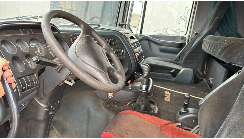 Вантажівка шасі DAF XF 95.430 (EURO 3 / 10 TYRES / 6X2 / MANUAL GEARBOX / BOITE MANUELLE): фото 14 Вантажівка шасі DAF XF 95.430 (EURO 3 / 10 TYRES / 6X2 / MANUAL GEARBOX / BOITE MANUELLE): фото 14