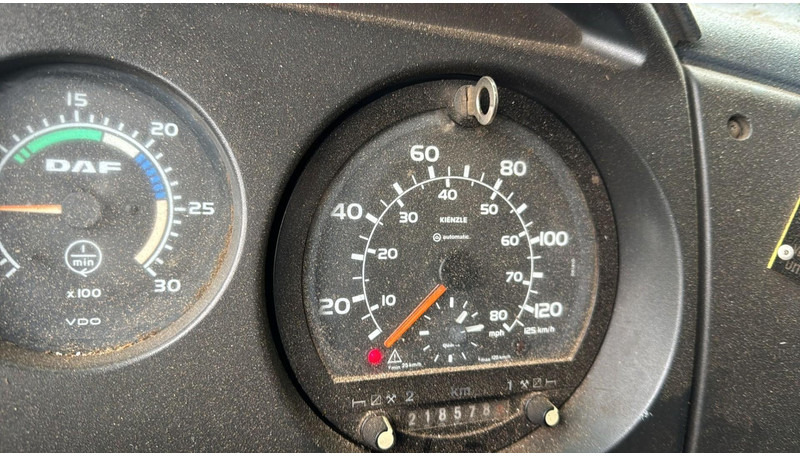 Вантажівка шасі DAF XF 95.430 (EURO 3 / 10 TYRES / 6X2 / MANUAL GEARBOX / BOITE MANUELLE): фото 16 Вантажівка шасі DAF XF 95.430 (EURO 3 / 10 TYRES / 6X2 / MANUAL GEARBOX / BOITE MANUELLE): фото 16