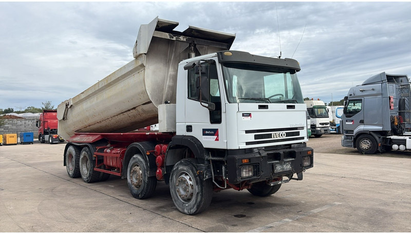 Iveco EUROTRAKKER 320 E 35 (GRAND PONT / LAMES / POMPE MANUELLE / 8X4 / CURSOR 8) - Самоскид вантажівка: фото 3 Iveco EUROTRAKKER 320 E 35 (GRAND PONT / LAMES / POMPE MANUELLE / 8X4 / CURSOR 8) - Самоскид вантажівка: фото 3
