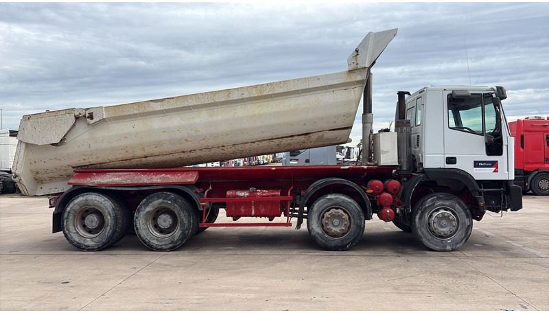 Iveco EUROTRAKKER 320 E 35 (GRAND PONT / LAMES / POMPE MANUELLE / 8X4 / CURSOR 8) - Самоскид вантажівка: фото 4 Iveco EUROTRAKKER 320 E 35 (GRAND PONT / LAMES / POMPE MANUELLE / 8X4 / CURSOR 8) - Самоскид вантажівка: фото 4