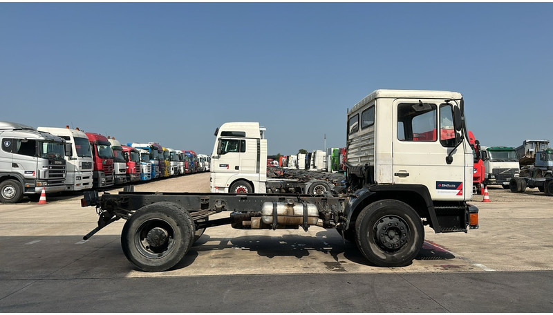 MAN 17.232 (6 CYLINDER / MANUAL PUMP / STEEL SUSP. / LAMES / BOITE MANUELLE) - Вантажівка шасі: фото 3 MAN 17.232 (6 CYLINDER / MANUAL PUMP / STEEL SUSP. / LAMES / BOITE MANUELLE) - Вантажівка шасі: фото 3
