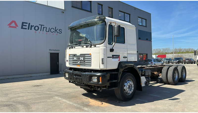 MAN 33.464 (6 CYLINDER / EURO 2 / SEMI MANUAL PUMP / BIG AXLE / STEEL SUSP. / LAMES) - Вантажівка шасі: фото 1 MAN 33.464 (6 CYLINDER / EURO 2 / SEMI MANUAL PUMP / BIG AXLE / STEEL SUSP. / LAMES) - Вантажівка шасі: фото 1