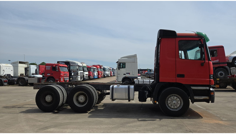 Mercedes-Benz ACTROS 2640 (EPS / 3 PEDALES / V6 / LAMES / GRAND PONT / EURO 2 / SEMI-AUTO) - Вантажівка шасі: фото 4 Mercedes-Benz ACTROS 2640 (EPS / 3 PEDALES / V6 / LAMES / GRAND PONT / EURO 2 / SEMI-AUTO) - Вантажівка шасі: фото 4