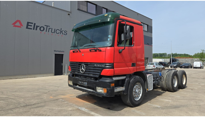 Mercedes-Benz ACTROS 2640 (EPS / 3 PEDALES / V6 / LAMES / GRAND PONT / EURO 2 / SEMI-AUTO) - Вантажівка шасі: фото 1 Mercedes-Benz ACTROS 2640 (EPS / 3 PEDALES / V6 / LAMES / GRAND PONT / EURO 2 / SEMI-AUTO) - Вантажівка шасі: фото 1