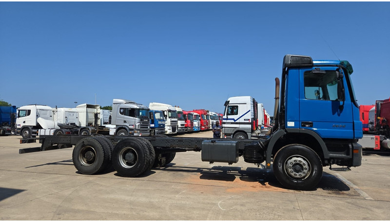 Mercedes-Benz Actros 2636 (MP2 / LAMES / STEEL SUSP. / BOITE MANUELLE / RETARDER !! / TRES PROPRE) - Вантажівка шасі: фото 4 Mercedes-Benz Actros 2636 (MP2 / LAMES / STEEL SUSP. / BOITE MANUELLE / RETARDER !! / TRES PROPRE) - Вантажівка шасі: фото 4