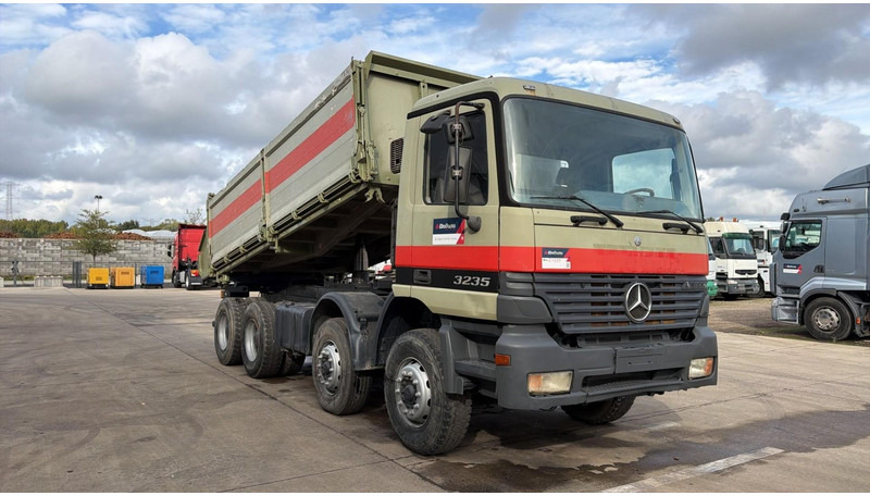 Mercedes-Benz Actros 3235 (EPS / LAMES / GRAND PONT / STEEL SUSP. / 3 PEDALES / MP1) - Самоскид вантажівка: фото 3 Mercedes-Benz Actros 3235 (EPS / LAMES / GRAND PONT / STEEL SUSP. / 3 PEDALES / MP1) - Самоскид вантажівка: фото 3