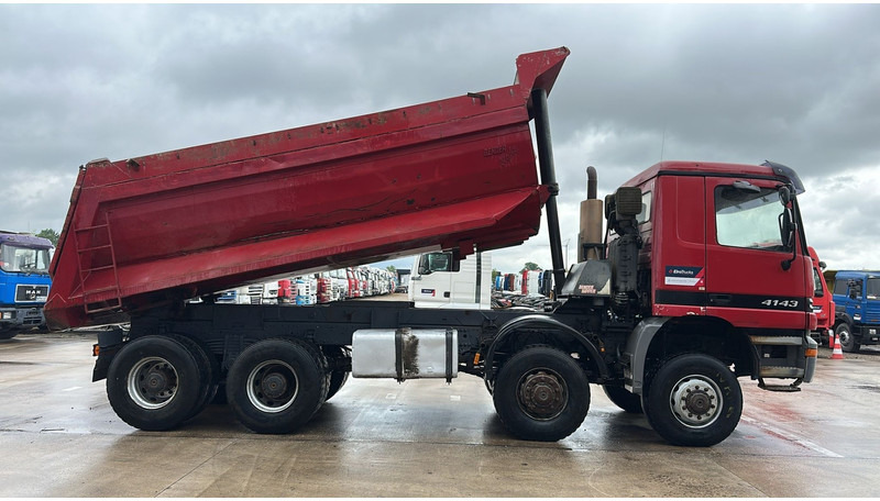 Mercedes-Benz Actros 4143 (BOITE MANUELLE / 8X8 / MANUAL GEARBOX / LAMES / GRAND PONT / BIG AXLE) - Самоскид вантажівка: фото 4 Mercedes-Benz Actros 4143 (BOITE MANUELLE / 8X8 / MANUAL GEARBOX / LAMES / GRAND PONT / BIG AXLE) - Самоскид вантажівка: фото 4