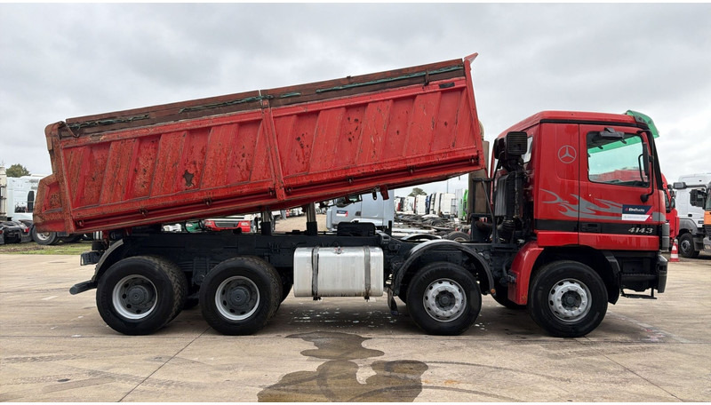 Mercedes-Benz Actros 4143 (GRAND PONT / BOITE MANUELLE / LAMES / 8X4 / STEEL SUSP.) - Самоскид вантажівка: фото 4 Mercedes-Benz Actros 4143 (GRAND PONT / BOITE MANUELLE / LAMES / 8X4 / STEEL SUSP.) - Самоскид вантажівка: фото 4