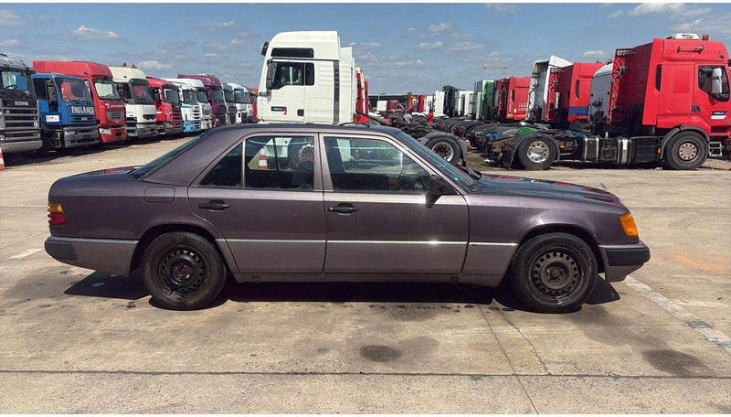 Mercedes-Benz E-Klasse 200 (GERMAN CAR / VOITURE D'ALLEMAGNE / ESSENCE / PETROL / MANUAL) - Седан: фото 4 Mercedes-Benz E-Klasse 200 (GERMAN CAR / VOITURE D'ALLEMAGNE / ESSENCE / PETROL / MANUAL) - Седан: фото 4