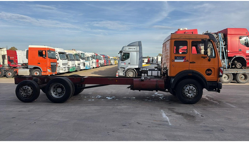 Mercedes-Benz SK 2222 (V6 / FULL STEEL / LAMES / BOITE MANUELLE / POMPE MANUELLE / 8 ROUES / 6X2) - Вантажівка шасі: фото 3 Mercedes-Benz SK 2222 (V6 / FULL STEEL / LAMES / BOITE MANUELLE / POMPE MANUELLE / 8 ROUES / 6X2) - Вантажівка шасі: фото 3