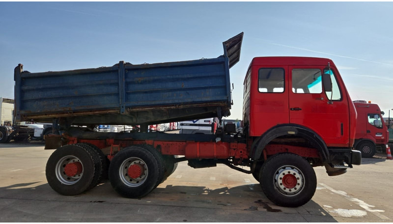 Mercedes-Benz SK 2226 (V8 / BOITE MANUELLE / POMPE MANUELLE / GRAND PONT / LAMES) - Самоскид вантажівка: фото 4 Mercedes-Benz SK 2226 (V8 / BOITE MANUELLE / POMPE MANUELLE / GRAND PONT / LAMES) - Самоскид вантажівка: фото 4