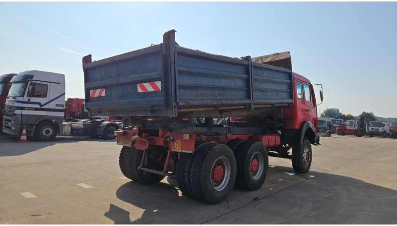 Mercedes-Benz SK 2226 (V8 / BOITE MANUELLE / POMPE MANUELLE / GRAND PONT / LAMES) - Самоскид вантажівка: фото 5 Mercedes-Benz SK 2226 (V8 / BOITE MANUELLE / POMPE MANUELLE / GRAND PONT / LAMES) - Самоскид вантажівка: фото 5