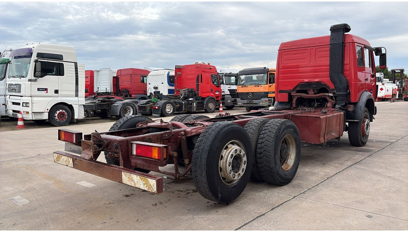 Mercedes-Benz SK 2233 (LAMES / GRAND PONT / V8 AVEC 2X TURBO / BIG AXLE) - Вантажівка шасі: фото 4 Mercedes-Benz SK 2233 (LAMES / GRAND PONT / V8 AVEC 2X TURBO / BIG AXLE) - Вантажівка шасі: фото 4