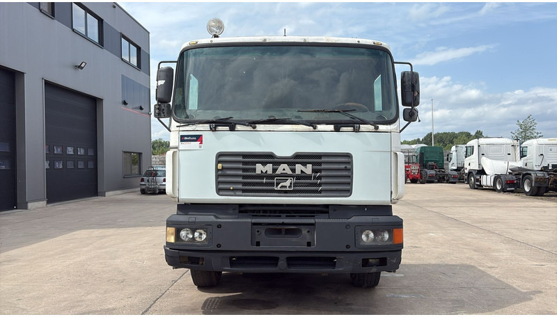 MAN 25.403 (6X2 / 6 CYLINDER / EURO 2 / MANUAL GEARBOX / 8 TYRES) - Тягач: фото 5 MAN 25.403 (6X2 / 6 CYLINDER / EURO 2 / MANUAL GEARBOX / 8 TYRES) - Тягач: фото 5